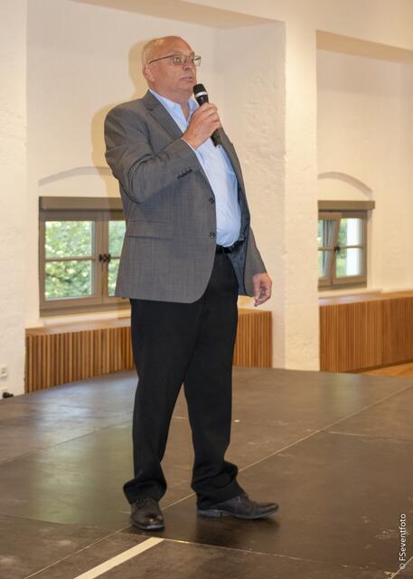 Zum 35. Kreisseniorennachmittag lud der AWO-Ortsverein Friedberg in den großen Saal im Wittelsbacher Schloss Friedberg. Im Bild 1. Vorsitzender der AWO Kissing Günter Vogt
