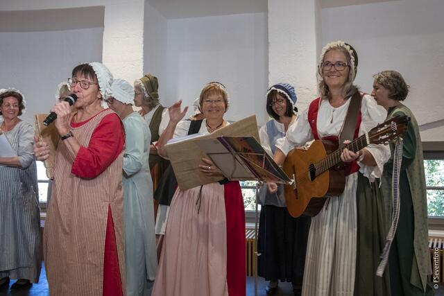 Zum 35. Kreisseniorennachmittag lud der AWO-Ortsverein Friedberg in den großen Saal im Wittelsbacher Schloss Friedberg. Die Friedberger Kräuterweiber beim Auftritt