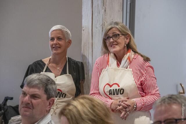 Zum 35. Kreisseniorennachmittag lud der AWO-Ortsverein Friedberg in den großen Saal im Wittelsbacher Schloss Friedberg. Im Bild Katja Wollrab (links) und Ulrike Sasse-Feile