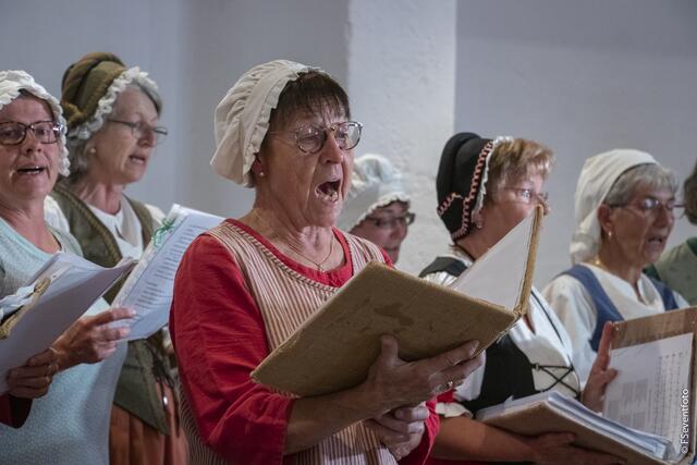Zum 35. Kreisseniorennachmittag lud der AWO-Ortsverein Friedberg in den großen Saal im Wittelsbacher Schloss Friedberg. Die Friedberger Kräuterweiber beim Auftritt