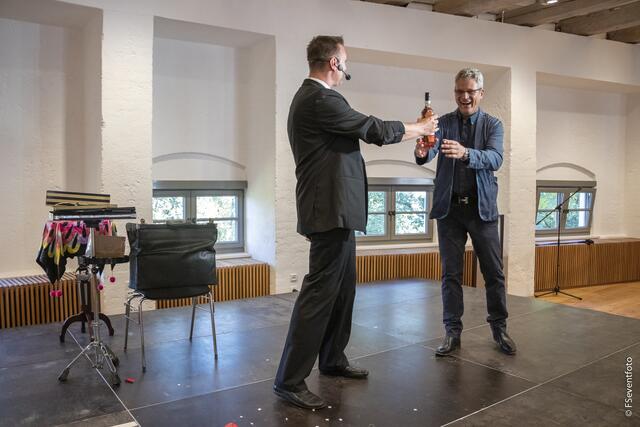 Zum 35. Kreisseniorennachmittag lud der AWO-Ortsverein Friedberg in den großen Saal im Wittelsbacher Schloss Friedberg. Zauberprogramm mit dem Magier Fabien Rebouh, Assistent: Johannes Sasse