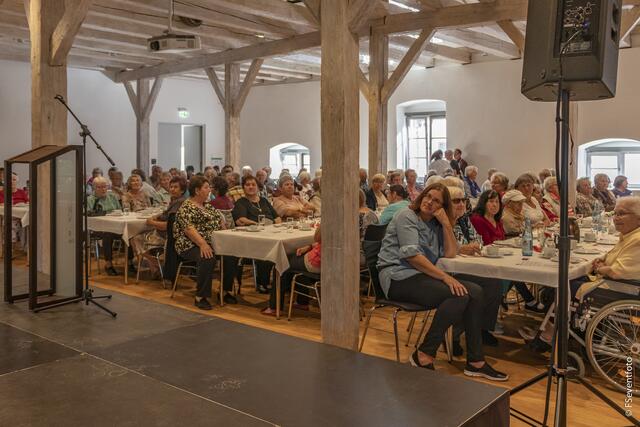 Zum 35. Kreisseniorennachmittag lud der AWO-Ortsverein Friedberg in den großen Saal im Wittelsbacher Schloss Friedberg.