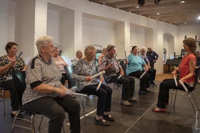 Zum 35. Kreisseniorennachmittag lud der AWO-Ortsverein Friedberg in den großen Saal im Wittelsbacher Schloss Friedberg. Im Bild  die Seniorengruppe des AWO-Seniorenheims Friedberg unter der Leitung von Heike Baumann
