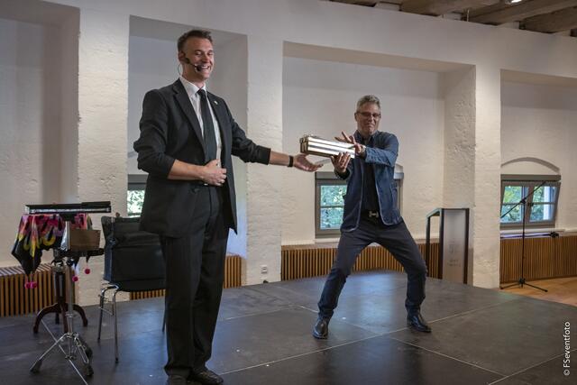 Zum 35. Kreisseniorennachmittag lud der AWO-Ortsverein Friedberg in den großen Saal im Wittelsbacher Schloss Friedberg. Zauberprogramm mit dem Magier Fabien Rebouh, Assistent: Johannes Sasse