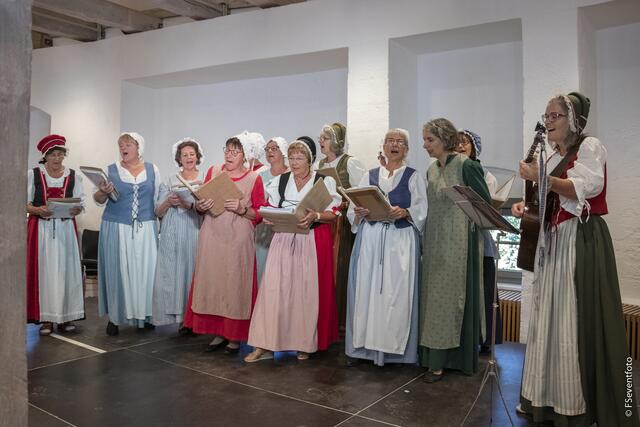 Zum 35. Kreisseniorennachmittag lud der AWO-Ortsverein Friedberg in den großen Saal im Wittelsbacher Schloss Friedberg. Die Friedberger Kräuterweiber beim Auftritt