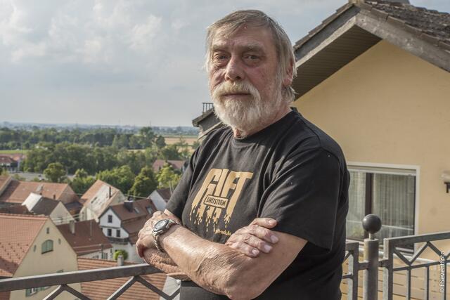 GIFT - oder: Als der Hardrock in Friedberg wohnte. Nach langer Zeit kehren die Hardrocker  zu einem Treffen an ihren Wohnsitz von 1974 am Friedberger Berg zurück. Auf dem großen Balkon des Hauses werden Erinnerungen an die 70er Jahre wach. Im Bild Dieter Frei