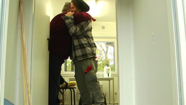 "Obdachloser zu Tränen gerührt, nachdem er doch noch einen Wohncontainer bekam" http://www.youtube.com/watch?v=8N92bAmXSSw&index=10&list=UUWbqAhkZlc-5P2_rEJtcXkg