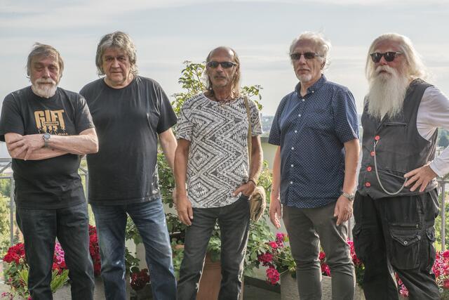 GIFT - oder: Als der Hardrock in Friedberg wohnte. Nach langer Zeit kehren die Hardrocker  zu einem Treffen an ihren Wohnsitz von 1974 am Friedberger Berg zurück. Auf dem großen Balkon des Hauses werden Erinnerungen an die 70er Jahre wach. Im Bild von links: Dieter Frey, Dieter Atterer, Rainer Baur, Helmuth Treichel und Uwe Patzke