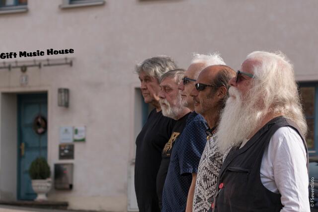 GIFT - oder: Als der Hardrock in Friedberg wohnte. Nach langer Zeit kehren die Hardrocker  zu einem Treffen an ihren Wohnsitz von 1974 am Friedberger Berg zurück. Im Bild von links: Dieter Atterer, Dieter Frei, Helmuth Treichel, Rainer Baur und Uwe Patzke