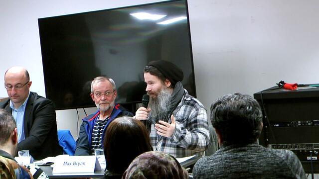 Es ist die mangelnde Privatssphäre, die in solchen Notunterkünften herrscht, die viele davon abhält das Angebot der Stadt anzunehmen. Viele verlassen ihre Platte im Winter nicht, weil sie Angst haben ein Anderer könnte diese "besetzen" und eine Rückkehr dorthin im Frühjahr erschweren. So halten Viele an dem fest, was sie haben. Getrieben auch von der Angst in einer Gruppe fremder Menschen nicht klar zu kommen. http://www.spiegel.de/video/obdachlos-in-deutschland-ein-container-von-max-bryan-video-1823367.htm