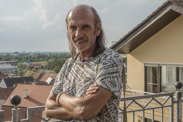 GIFT - oder: Als der Hardrock in Friedberg wohnte. Nach langer Zeit kehren die Hardrocker  zu einem Treffen an ihren Wohnsitz von 1974 am Friedberger Berg zurück. Auf dem großen Balkon des Hauses werden Erinnerungen an die 70er Jahre wach. Im Bild Rainer Baur