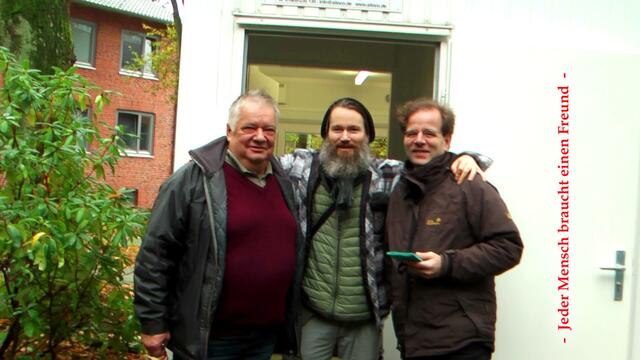 Modell für die Zukunft? Träger ist die Kirchengemeinde - Organisator die Bürgerinitiative. Auf diese Weise lagert die Kirche arbeitsintensive Formalitäten der Anbahnung und Aufstellung eines solchen Wohncontainers an Dritte aus und verhindert damit, dass Hemmschwellen zur Umsetzung solcher Projekte überhaupt entstehen. http://www.facebook.com/notes/max-bryan/obdachloser-zu-tr%C3%A4nen-ger%C3%BChrt-nachdem-er-doch-noch-einen-container-bekam-/2093768780641026