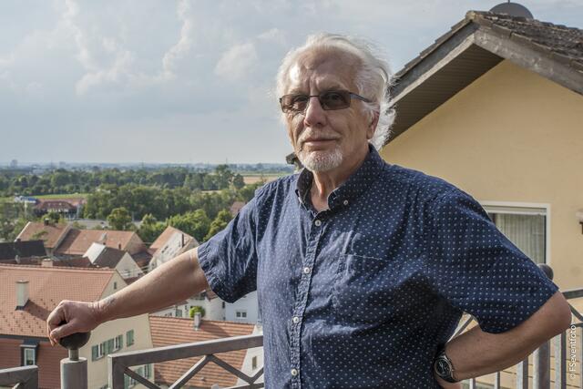 GIFT - oder: Als der Hardrock in Friedberg wohnte. Nach langer Zeit kehren die Hardrocker  zu einem Treffen an ihren Wohnsitz von 1974 am Friedberger Berg zurück. Auf dem großen Balkon des Hauses werden Erinnerungen an die 70er Jahre wach. Im Bild Helmuth Treichel