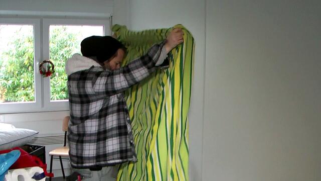 Warum die Obdachlosen uns brauchen - Die Stadt wirbt gern mit freien Betten in den Notunterkünften. WARUM die Hälfte des Angebots leer steht, wird aber nicht dazu gesagt. http://www.youtube.com/watch?v=u5dgx4Z0fD4&list=UUWbqAhkZlc-5P2_rEJtcXkg&index=24  "Lücken im System" - das städtische Winternotprogramm (Dez. 2016)