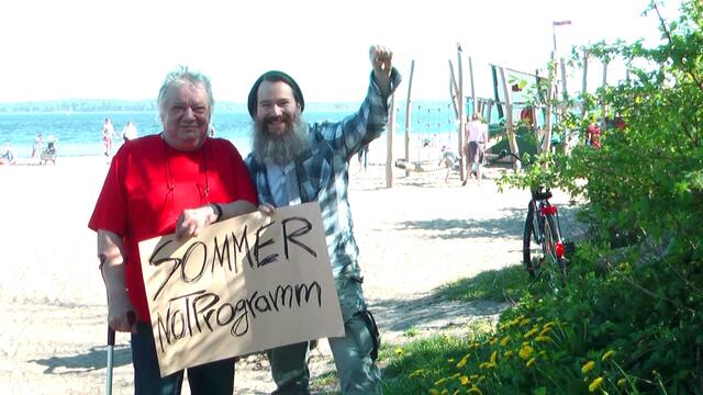 "Bolle" - unserem 65-jährigen Deutsch-Polen, den wir letzten Winter im Wohncontainer an der St. Ansgar Gemeinde untergebracht hatten, geht es inzwischen sehr gut. Er bekommt nun auch Sozialhilfe und hat eine Krankenversicherung. In Hamburg war das zuletzt nicht gelungen - nicht mal mit Hilfe eines Anwalts oder der "PLATA" (ein Verein, der sich speziell fürOsteuropäer einsetzt), auch die hatten es nicht geschafft den 65-Jährigen in Sozialhilfe zu bringen. https://www.youtube.com/watch?v=m5JEtpVMTlE