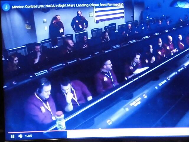 . . . im "Mission Control Center" in Pasadena/Kalifornien, während der Live-Übertragung . . .