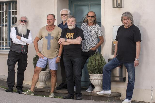 GIFT - oder: Als der Hardrock in Friedberg wohnte. Nach langer Zeit kehren die Hardrocker  zu einem Treffen an ihren Wohnsitz von 1974 am Friedberger Berg zurück. Im Bild, zusammen mit dem heutigen Hausbewohner  von links: Uwe Patzke, Hausbewohner Thomas Schmucker, Helmuth Treichel, Dieter Frey, Rainer Baur, und Dieter Atterer