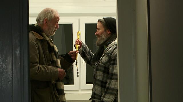 Vor allem für Einzelgänger und ältere Langzeitobdachlose, bietet die Stadt kaum bis keine Angebote der Begleitung auch unterwegs und diese Lücke wollen wir schließen. Mit einem durch Spenden finanzierten Winternotprogramm möchten wir Obdachlosen helfen in Hamburg zu überwintern. http://www.spiegel.de/video/obdachlos-in-deutschland-ein-container-von-max-bryan-video-1823367.html