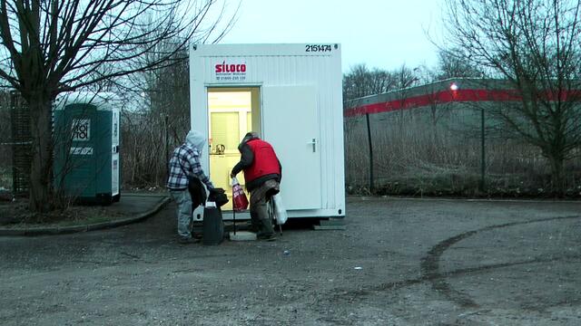 Lücken schließen +++ Unsere kleine Bürgerinitiative möchte Lücken schließen. Das städtische Winternotprogramm schließt tagsüber und bietet kaum bis keine Alternativen für den Tagesaufenthalt. Aus diesem Grunde kennt unser privates Winternotprogramm auch keine Einschränkungen. Wir setzen da an, wo die Stadt aufhört. Wir bieten den Menschen eine ganztägige Unterkunft für den Winter. http://www.eimsbuetteler-nachrichten.de/neuer-wohncontainer-fuer-obdachlose-in-niendorf/