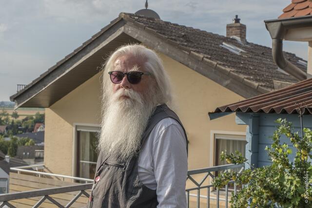 GIFT - oder: Als der Hardrock in Friedberg wohnte. Nach langer Zeit kehren die Hardrocker  zu einem Treffen an ihren Wohnsitz von 1974 am Friedberger Berg zurück. Auf dem großen Balkon des Hauses werden Erinnerungen an die 70er Jahre wach. Im Bild Uwe Patzke