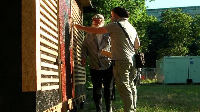 Die Kosten - So ein Einzelcontainer plus Dixiklo kostet - mit allen Transport- und Nebenkosten gut 2800 EUR für 6 Monate. Ist eine Wasserzuleitung nebst Kanalanschluss vorhanden, erhöhen sich die Kosten auf 3400 EUR - dann mit Sanitärcontainer. http://www.facebook.com/notes/max-bryan/-reise-ins-gl%C3%BCck-obdachloser-zieht-ins-sommernotprogramm-an-die-ostsee/2150983051586265