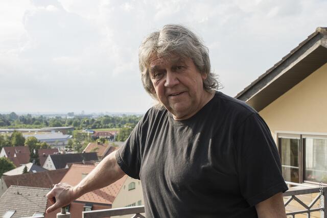 GIFT - oder: Als der Hardrock in Friedberg wohnte. Nach langer Zeit kehren die Hardrocker  zu einem Treffen an ihren Wohnsitz von 1974 am Friedberger Berg zurück. Auf dem großen Balkon des Hauses werden Erinnerungen an die 70er Jahre wach. Im Bild Dieter Atterer