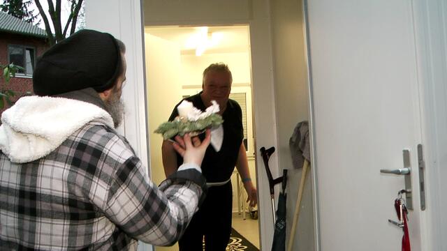 Zwar konnte die BASFI auf Druck der Öffentlichkeit nachbessern (inzwischen gibt es auch verschließbare Schränke zur Wiederbenutzung) - nur ändert das nichts an dem Umstand gewisser Begleiterscheinungen, wie eben auch das Zusammenleben mit wildfremden Menschen auf engsten Raum, nicht jeder hält das aus.
http://www.youtube.com/watch?v=8N92bAmXSSw&index=10&list=UUWbqAhkZlc-5P2_rEJtcXkg "Bolle zieht in Wohncontainer" (Ansgar 2017)