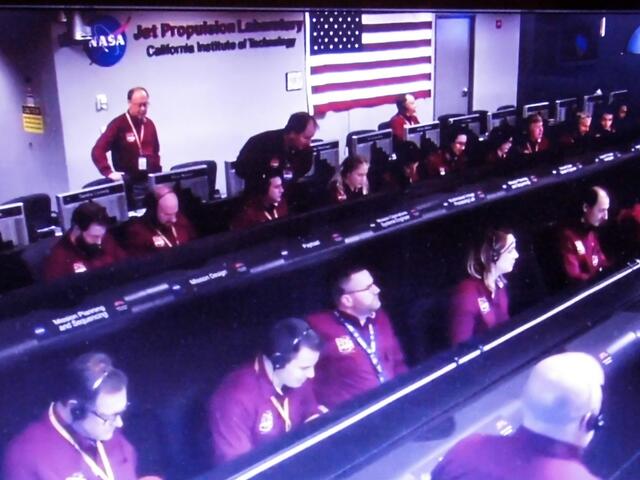 . . . im "Mission Control Center" in Pasadena/Kalifornien, während der Live-Übertragung . . .