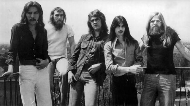 GIFT - oder: Als der Hardrock in Friedberg wohnte. Nach langer Zeit kehren die Hardrocker  zu einem Treffen an ihren Wohnsitz von 1974 am Friedberger Berg zurück. Auf dem großen Balkon des Hauses werden Erinnerungen an die 70er Jahre wach. Im Bild von links: Helmuth Treichel, Dieter Frey, Dieter Atterer, Rainer Baur und Uwe Patzke