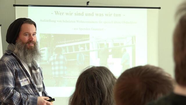 "Ein Herz für Klaus" nahm damals ein glückliches Ende und die halbe Stadt hat sich mit uns gefreut. Danach kamen auch die Kirchen und wollten auch so einen Container bei sich aufstellen. In Langenhorn zum Beispiel.  https://www.facebook.com/notes/max-bryan/-wohncontainer-f%C3%BCr-obdachlose-aufstellen-/2085240018160569/