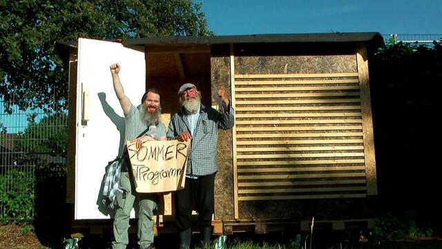 Ein kleines Holzhaus hingegen gibt es schon für 900 EUR Materialkosten plus Arbeitszeit und ein Gästezimmer versuchen wir für 200 EUR im Monat zu bekommen - was selbstredend nicht so leicht ist - in einer Stadt wie Hamburg - aber auch da bleiben wir dran. https://www.facebook.com/groups/rechtaufstadt.hamburg/permalink/1699698380145958/ und hier: https://www.youtube.com/watch?v=lUVEiCxQCSc&list=UUWbqAhkZlc-5P2_rEJtcXkg&index=4&t=15m00s