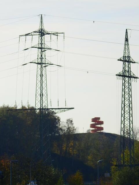 Blick von den Lippebrücken auf die Halde Schacht Franz Nord und das erste Haldenzeichen.