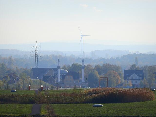 Blick von der Halde Schacht Franz Nord auf die Ulu-Moschee in Hamm-Herringen.