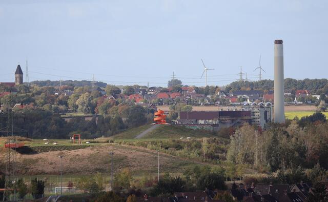 Halde Humberg, mit Blick auf die Halde Schacht Franz Nord und den Lippepark.