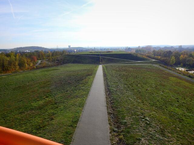 Blick von der Halde Schacht Franz Nord auf den Lippepark und Schacht Heinrich Robert in Pelkum.