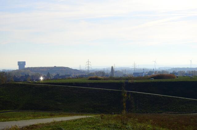 Blick von der Halde Schacht Franz Nord auf den Lippepark und Schacht Heinrich Robert in Pelkum.