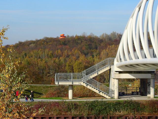 Blick von den Lippebrücken auf die Halde Radbod und das dritte Haldenzeichen.