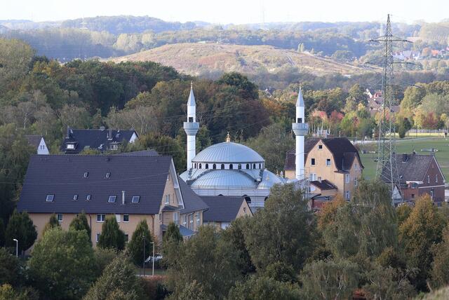 Halde Humberg, mit Blick auf die Ulu-Moschee.