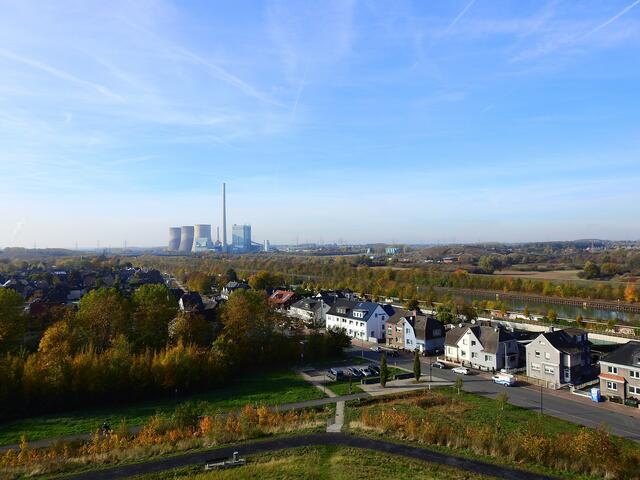Blick von der Halde Schacht Franz Nord auf das Gersteinwerk der RWE AG im Werner Stadtteil Stockum an der Lippe.