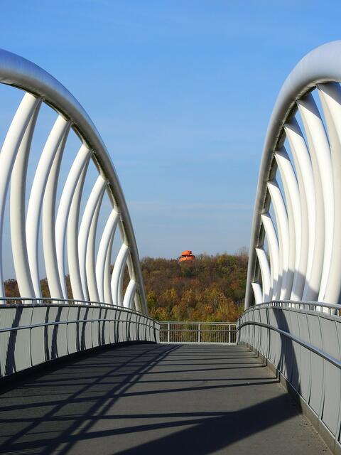 Blick von den Lippebrücken auf die Halde Radbod und das dritte Haldenzeichen.
