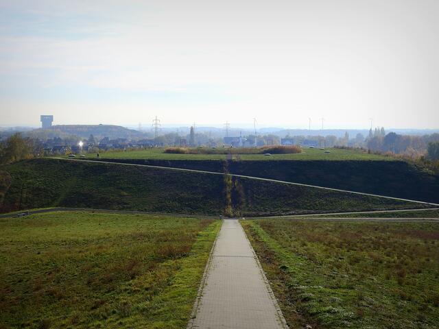 Blick von der Halde Schacht Franz Nord auf den Lippepark und Schacht Heinrich Robert in Pelkum.