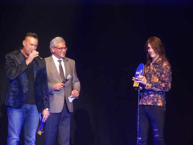 Der Ulmer Obebürgermeister Gunter Czisch und Matze Ihring ehrten Sascha Lien für die beste Liveshow des Jahres