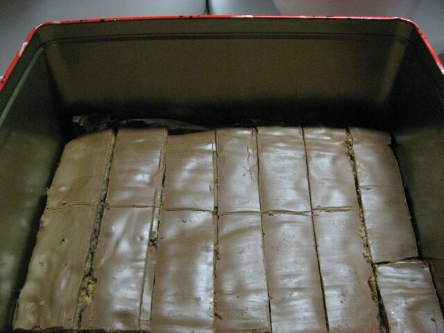 So sieht es aus, wenn das Kunststück gelingt, das noch sehr brüchige Schokolade-Brot mit ganz "vui Gfui" in die Plätzchendose zu "betten". Das ist der schwierigste Teil der ganzen Arbeit. Das Gebäck ist sehr luftig und sollte besser über Nacht noch auf dem Blech bleiben.