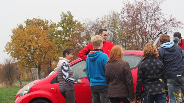 Schlange stehen für´s Essen: Die Verpflegung für den Einsatz hat der Vorstand der NAJU Langenhagen am Vorabend zubereitet. Foto: NAJU Langenhagen
