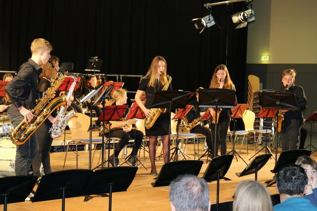 „4 Sax and Friends“ sorgten mit Unterstützung von Dominik Kögl am Schlagzeug mit amerikanischen Hits wie „Sleigh Ride“ oder „Winter Wonderland“ für adventliche Stimmung.