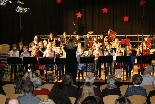 Die Jüngsten des Abends waren ein weiteres Highlight. Mit dem schönsten Kleid und dem besten Hemd angezogen, machten sich die 22 Blockflötenschülerinnen und –schüler der Musikschule unter der Leitung von Heike Mayr-Hof und Karolina Wörle bereit für ihr erstes großes Konzert.