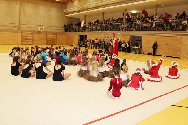 Der Nikolaus überraschte am Ende der Veranstaltung die Kinder, Trainer und Zuschauer