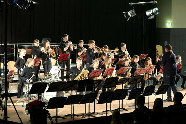 Die ReGy-Bigband bereicherte das Konzert unter ihrem neuen Bandleader, Tobias Wiedenmann, mit klassischen Arrangements der Bigbandliteratur, wie „String of Pearls“, „Mercy, mercy, mercy“ oder „Donat King“.