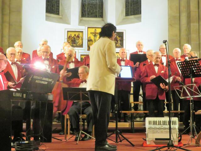 Gibt das nächste Lied bekannt.