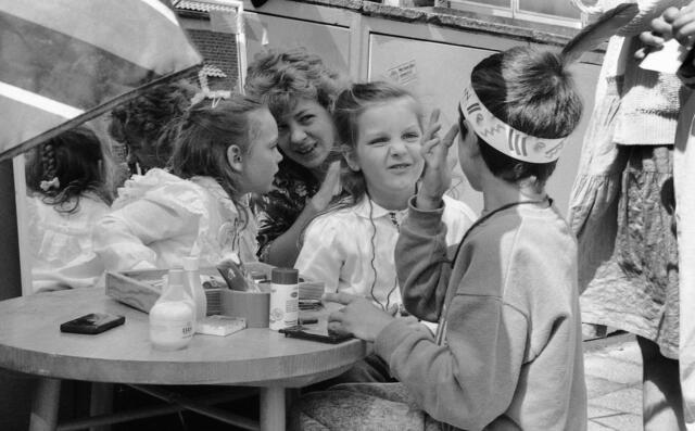 Am Schminktisch: Kinderspiele auf der Straße: Gemeindefest der Matthäi-Kirche vor fast 30 Jahren.